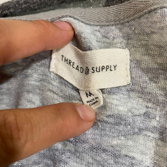 Thread & Supply Gray Camo Pocket Tee Shirt Women’s Medium Soft Lightweight Casua - Picture 3 of 5